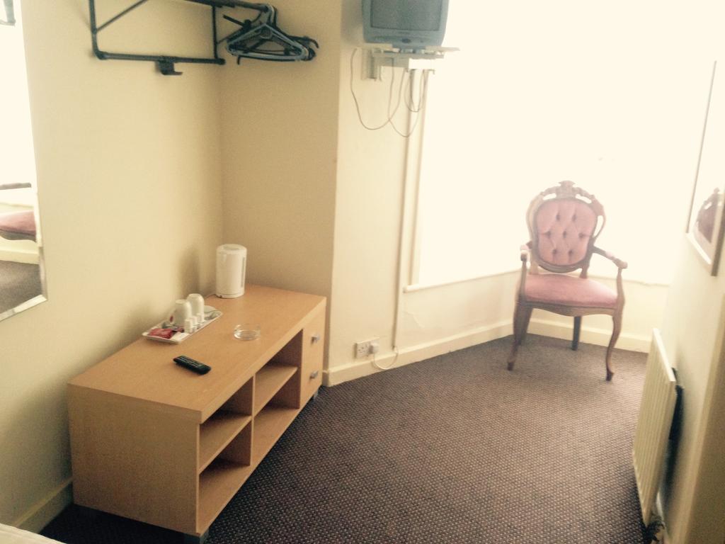 Peek-A-Booze - Budget Hotel - Adults Only Blackpool Ruang foto